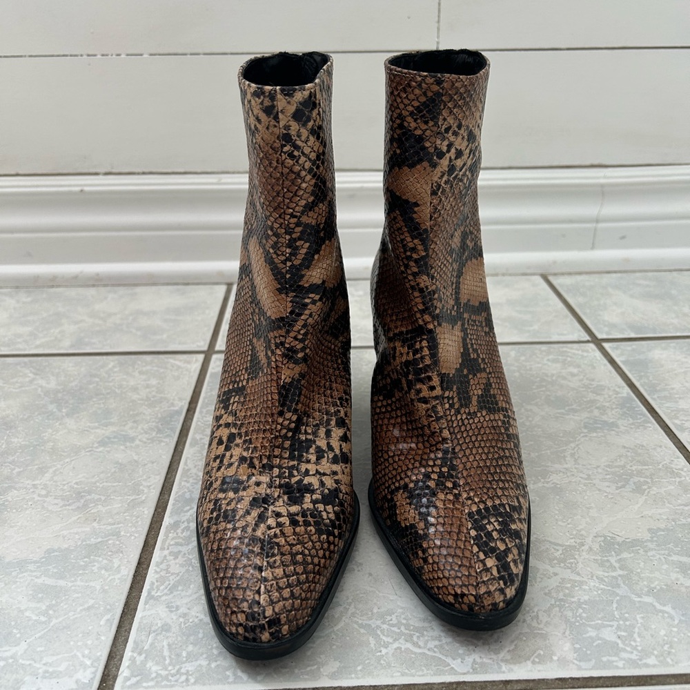 L’Intervalle Snake Skin Texture Ankle Boots